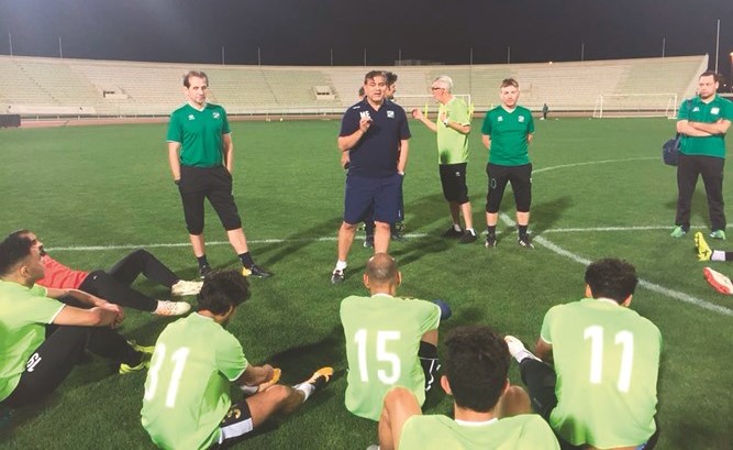 محمد ابراهيم يوجه التعليمات للاعبي الأخضر﻿