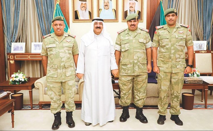 الشيخ مشعل الأحمد مستقبلا وفدا عسكريا من البحرين ﻿