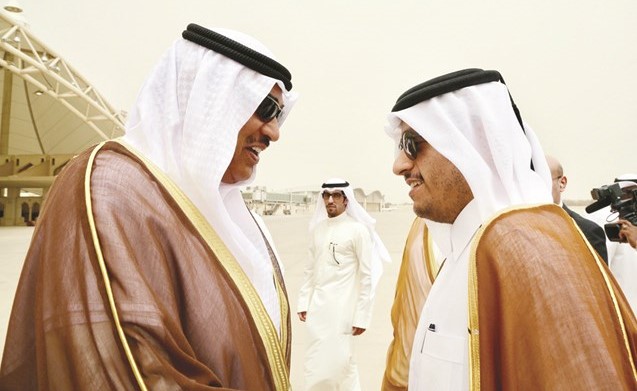 الشيخ صباح الخالد مستقبلا نائب رئيس الوزراء ووزير الخارجية القطري الشيخ محمد بن عبدالرحمن آل ثاني﻿