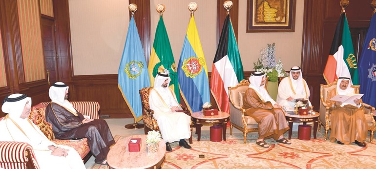 صاحب السمو الأمير الشيخ صباح الأحمد متسلما رسالة أمير قطر من نائب رئيس مجلس الوزراء ووزير الخارجية الشيخ محمد بن عبدالرحمن آل ثاني ﻿