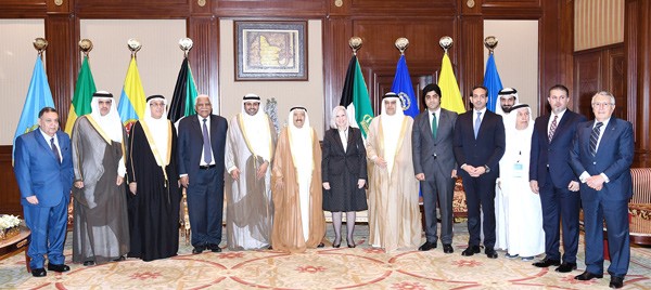 صاحب السمو الأمير الشيخ صباح الأحمد لدى استقباله أعضاء الملتقى الإعلامي العربي