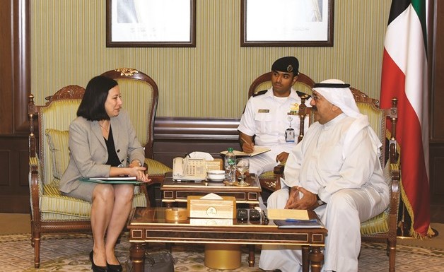 الشيخ ناصر صباح الأحمد خلال استقباله السفيرة الكندية ﻿