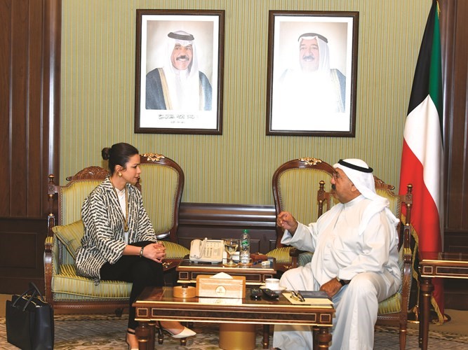 الشيخ ناصر صباح الأحمد مستقبلا الشيخة الزين الصباح ﻿
