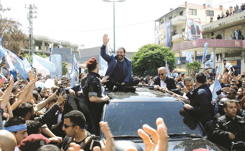رئيس الحكومة سعد الحريري خلال جولته الانتخابية جالسا على ظهر سيارته في بلدة قب الياس البقاعية	(محمود الطويل)﻿