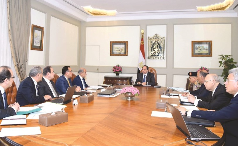 جانب من اجتماع الرئيس عبدالفتاح السيسي برئيس الحكومة وعدد من الوزراء والقائم بأعمال رئيس المخابرات العامة ورئيس هيئة الرقابة الإدارية أمس﻿