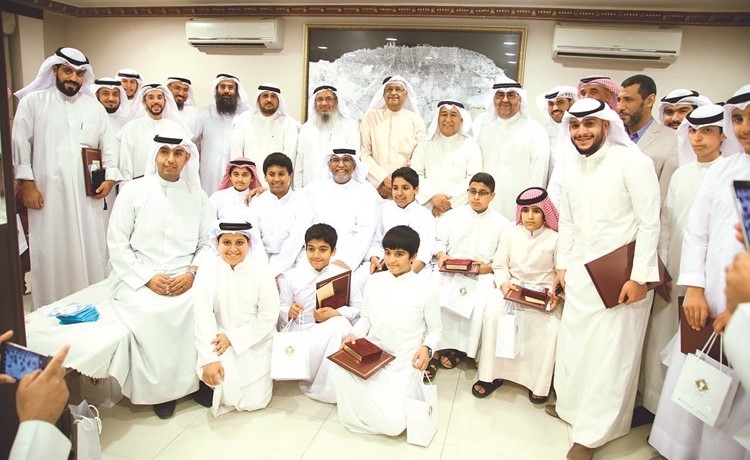 الطلبة الفائزون مع الموجهين	 (أحمد علي)﻿