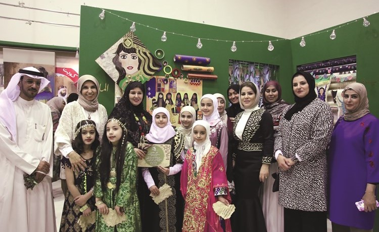 حصة المطوع وأمل حيدر مع عدد من المشاركين في ركن العرس الكويتي 	(قاسم باشا)﻿