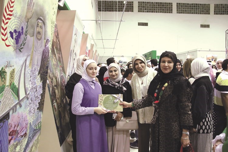 المطوع تكرم طالبة مشاركة بالمعرض﻿