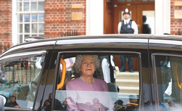 تمثال من الشمع لملكة بريطانيا إليزابيث الثانية في تاكسي أماممستشفى سانت ماري﻿