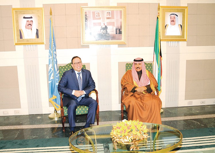 سمو ولي العهد الشيخ نواف الأحمد خلال لقائه السفير منصور العتيبي 