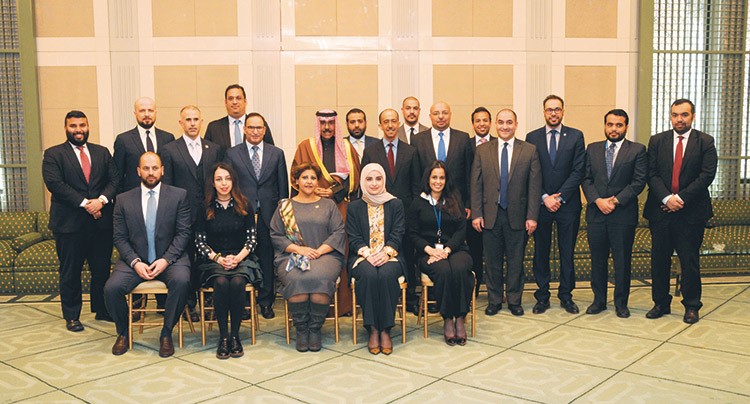 سمو ولي العهد الشيخ نواف الأحمد متوسطا السفير منصور العتبي وأعضاء البعثة الكويتية