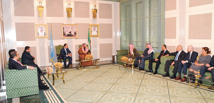 سمو ولي العهد الشيخ نواف الأحمد مع أعضاء البعثة الكويتية