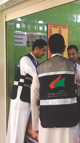 «التجارة» تخالف محال تورطت في عمليات غش تجاري ونقص وزن وبيع بأعلى من السعر الجبري