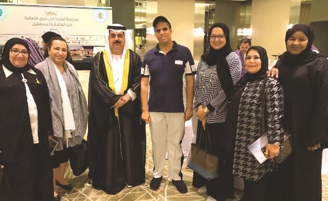  العميري مع عدد من المشاركين بالملتقى﻿