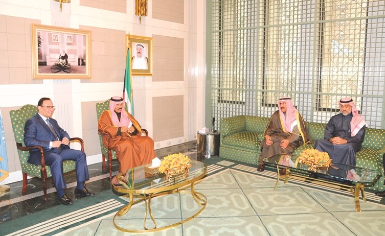 سمو ولي العهد الشيخ نواف الأحمد خلال زيارته وفد الكويت﻿