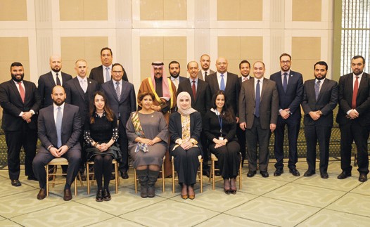 سمو ولي العهد الشيخ نواف الاحمد في صورة تذكارية مع السفير منصور العتيبي وأعضاء مندوبية الكويت بالأمم المتحدة