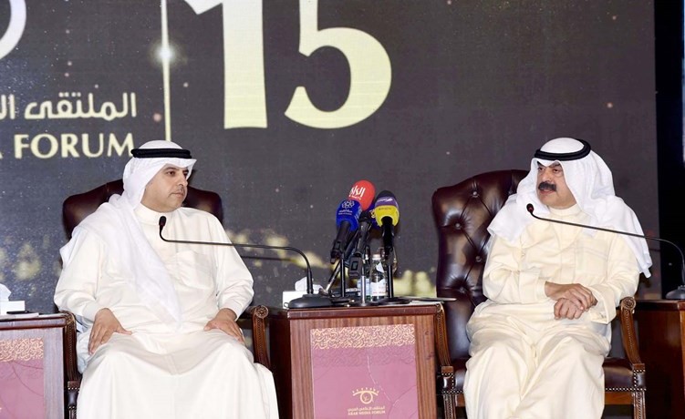 نائب وزير الخارجية السفير خالد الجارالله يتحدث في اللقاء المفتوح وبجانبه ماضي الخميس(متين غوزال)﻿