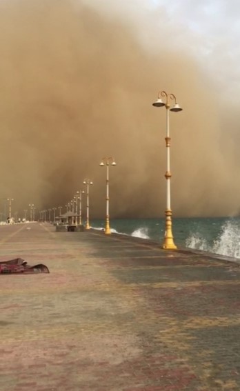 بالفيديو.. مشهد نادر وغريب لغبار يسير فوق البحر في السعودية