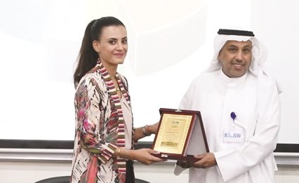 د.صالح العتيبي يسلم إسراء سايحي درعا تذكارية﻿