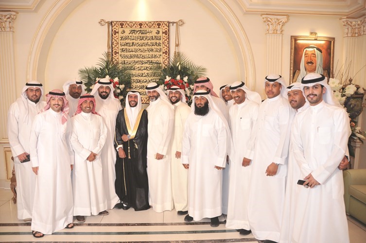 المعرس عبدالعزيز سعود البسام متوسطا عددا من الأصدقاء﻿