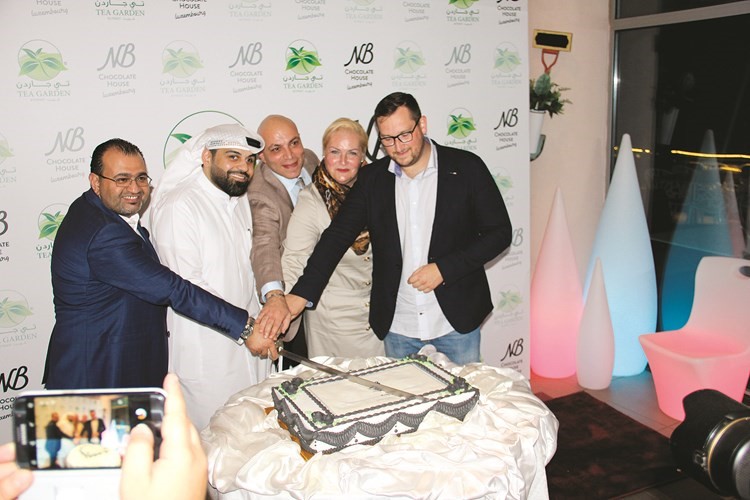 قطع كعكة الاحتفال ﻿