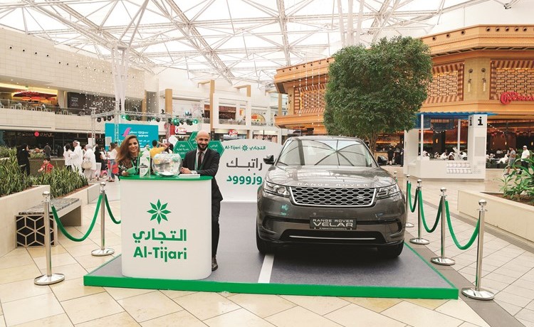 «التجاري» يطلع زائري «الأفنيوز» على مزايا حملة تحويل الراتب