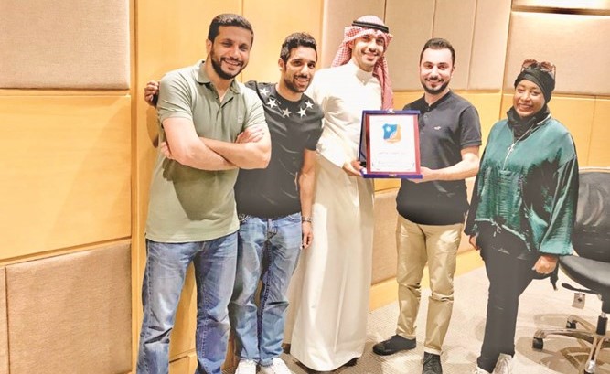 نايف النعمة ولاعبا الكويت فهد الهاجري وطلال فاضل والمذيعان ايمان نجم وعبد الله دشتي﻿