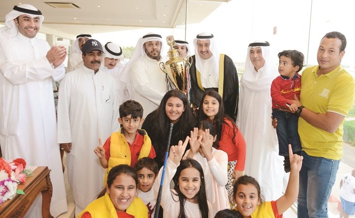 تسليم كأس الشيخ جابر المبارك لعميد إسطبل النشاما﻿