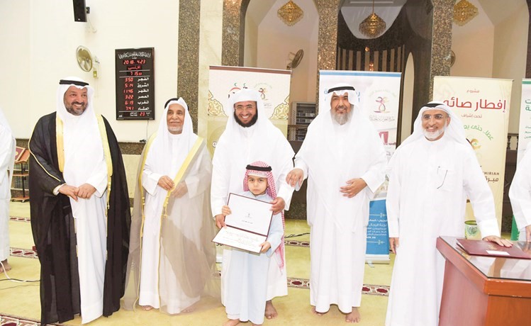 تكريم أحد الفائزين في مسابقة حفظ القرآن﻿