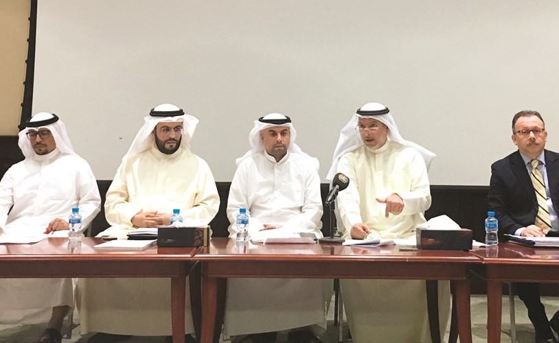 منصور المبارك يتحدث خلال العمومية وإلى يمينه الرئيس التنفيذي إبراهيم العوضي﻿