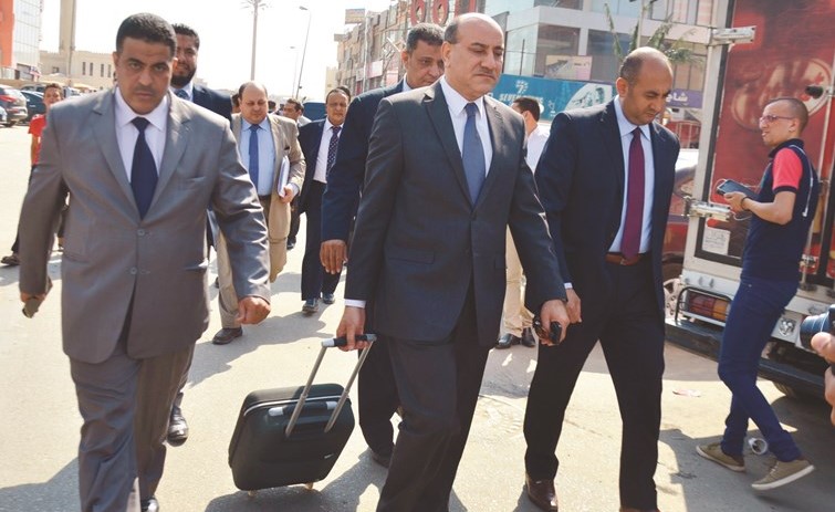 صورة ارشيفية لهشام جنينة في طريقه لنيابة امن العليا عند بدء التحقيقات معه﻿