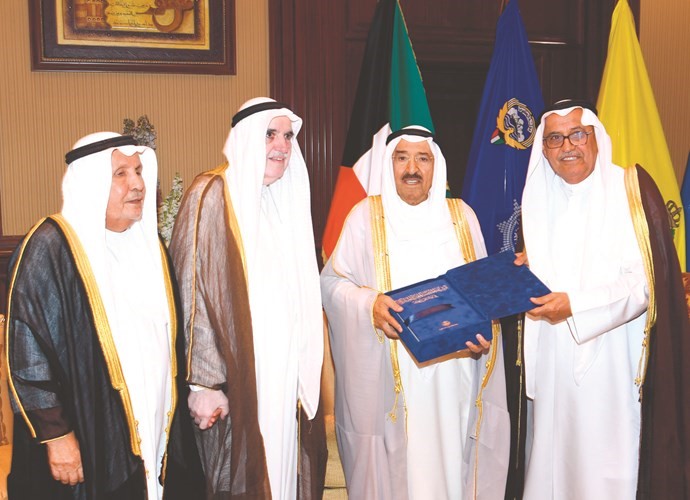 صاحب السمو يتسلم الكتاب من د. عبدالله يوسف الغنيم وحمد فهد الخالد وفيصل عبدالرزاق الخالد ﻿