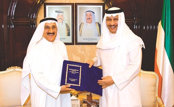 سمو رئيس الوزراء الشيخ جابر المبارك يتسلم الكتاب من أ. د. عبدالرضا أسيري﻿