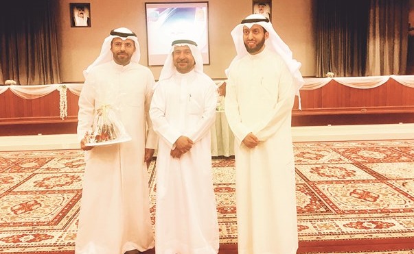 منصور الظفيري ومطيع العجمي يكرمان أحد المشاركين في الملتقى ﻿