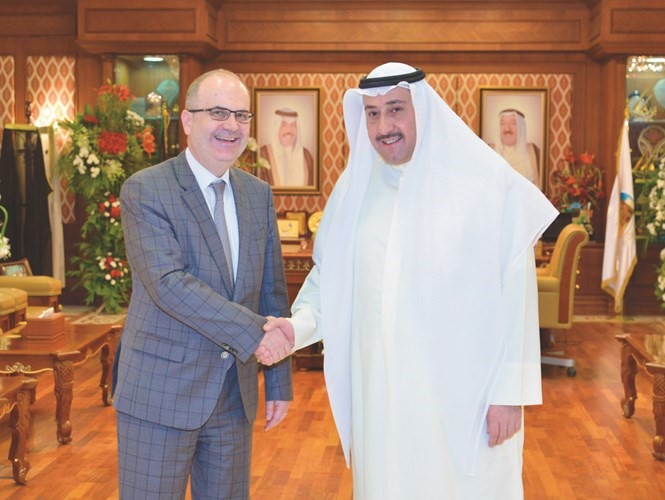 الشيخ فيصل الحمود مستقبلا السفير الروماني دانيال تاناسي﻿