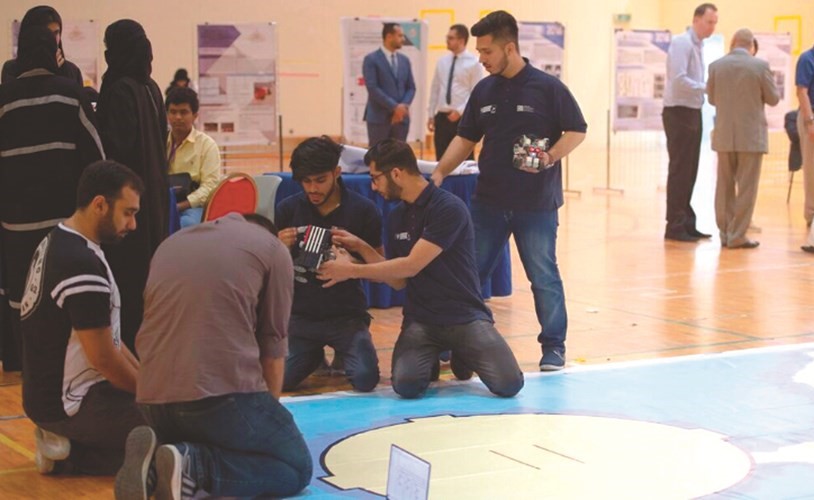 جانب من فعاليات مسابقة التحدي للروبوت الخليجية الثالثة للجامعات المقامة في البحرين﻿