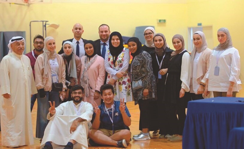 عدد من المشاركين في مسابقة التحدي للروبوت الخليجية الثالثة للجامعات المقامة في البحرين﻿