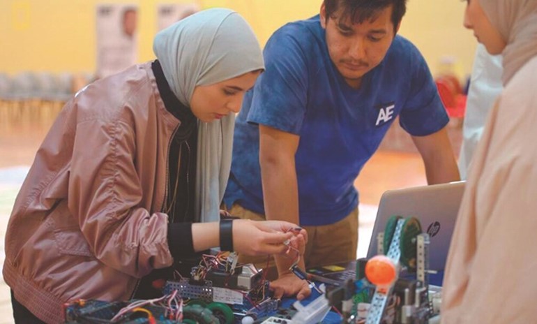 جانب من فعاليات مسابقة التحدي للروبوت الخليجية الثالثة للجامعات المقامة في البحرين﻿