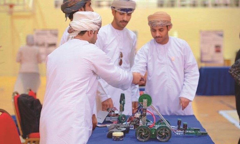 جانب من فعاليات مسابقة التحدي للروبوت الخليجية الثالثة للجامعات المقامة في البحرين﻿