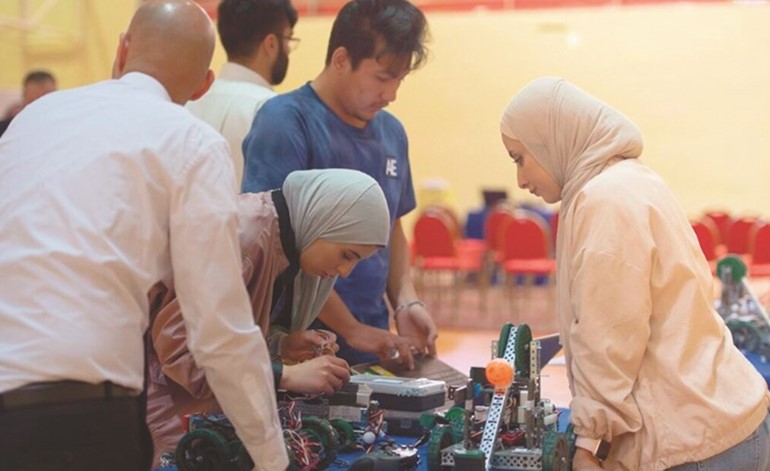 جانب من فعاليات مسابقة التحدي للروبوت الخليجية الثالثة للجامعات المقامة في البحرين﻿