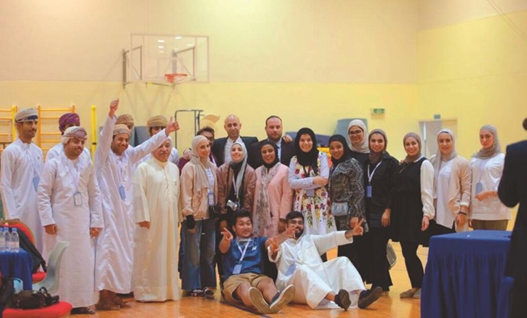 عدد من المشاركين في مسابقة التحدي للروبوت الخليجية الثالثة للجامعات المقامة في البحرين﻿