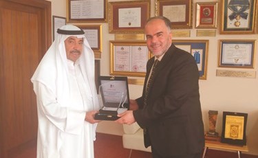 سمير عطية يقدم درعا للشاعر عبدالعزيز البابطين﻿