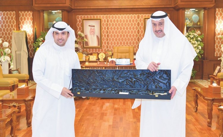 الشيخ فيصل الحمود مكرما المخترع الكويتي د.م.مشاري المطيري﻿