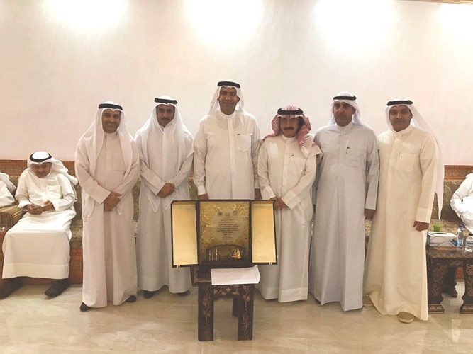 عبدالرحمن أباذراع مع عدد من ضيوفه﻿