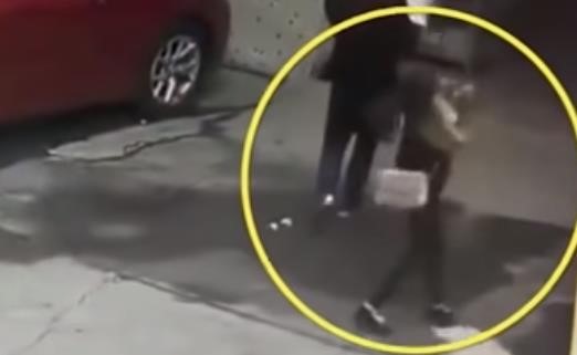 بالفيديو.. كلب يتسبب بإصابة خطيرة لامرأة صينية