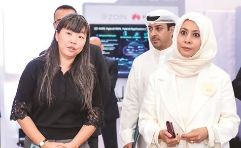 إيمان الروضان ونواف الغربللي خلال المؤتمر﻿