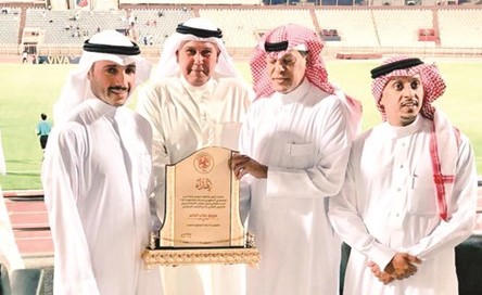 مرزوق الغانم يتسلم درعا تذكارية من فهد المدلج ﻿