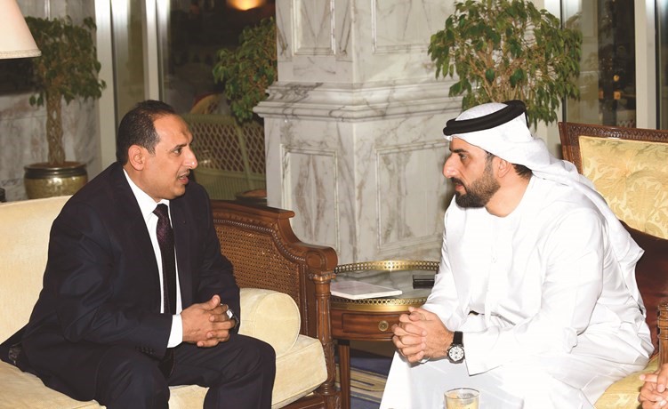 الشيخ سلطان القاسمي متحدثا الى الزميل اسامة ابوالسعود        (متين غوزال)﻿