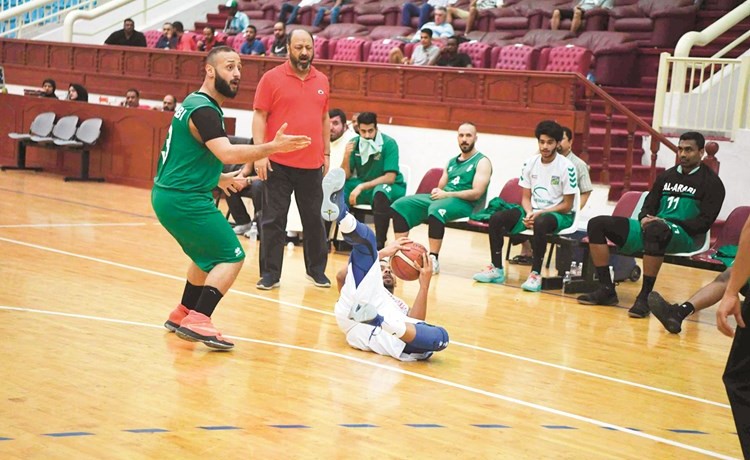 لاعب الجهراء بدر العثمان يلتقط الكرة قبل خروجها 	(محمد هاشم) ﻿