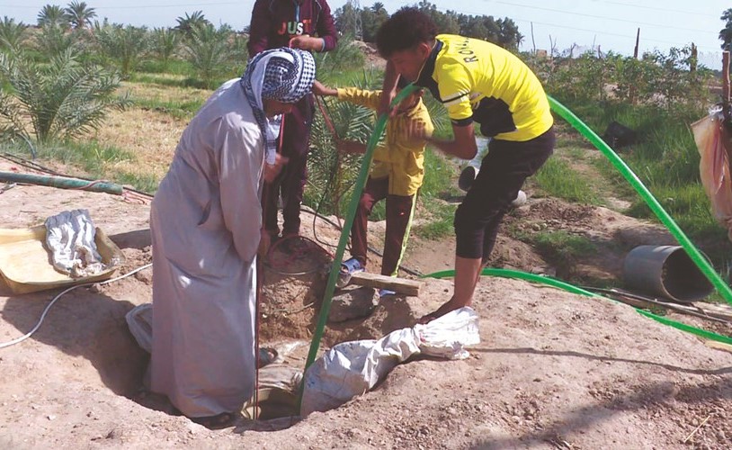محاولة لجلب الماء الذي قل بسبب الجفاف﻿